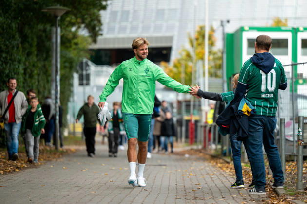 13.10.2026, GER, Fussball, Herren, 1. Bundesliga, Saison 2026 2027, Training, SV Werder Bremen Niclas Füllkrug ( Werder Bremen, 10 ) klatscht mit Fans ab Bremen Trainingsgelände Weserstadion Bremen Deutschland Copyright: xNordphoto Memmlerx
