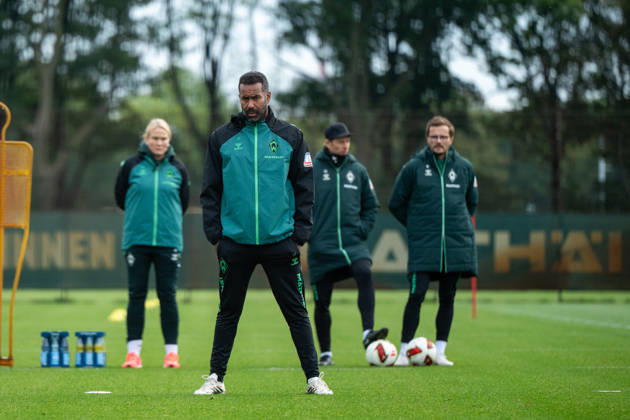 13.10.2026, GER, Fussball, Herren, 1. Bundesliga, Saison 2026 2027, Training, SV Werder Bremen Daniel Thioune ( Werder Bremen, Trainer ) und Trainerteam Bremen Trainingsgelände Weserstadion Bremen Deutschland Copyright: xNordphoto Memmlerx