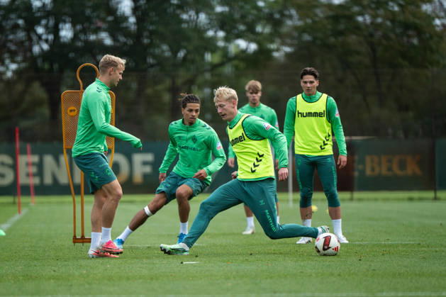 13.10.2026, GER, Fussball, Herren, 1. Bundesliga, Saison 2026 2027, Training, SV Werder Bremen Oskar Wojcik ( Bremen, 03 ) im Zweikampf mit Marco Grüll ( Werder Bremen, 17 ) Bremen Trainingsgelände Weserstadion Bremen Deutschland Copyright: xNordphoto Memmlerx