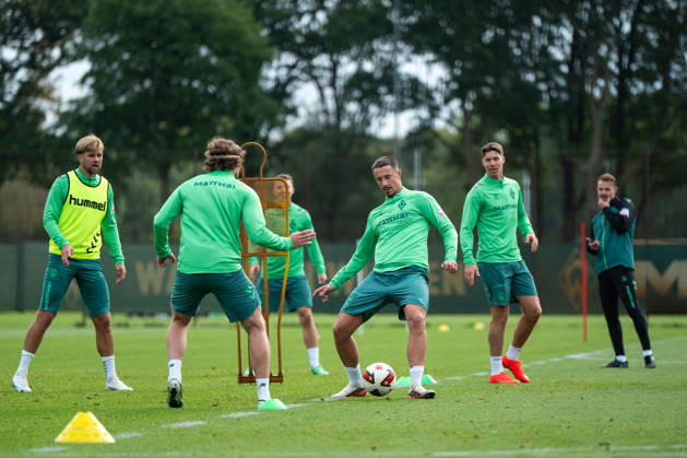 13.10.2026, GER, Fussball, Herren, 1. Bundesliga, Saison 2026 2027, Training, SV Werder Bremen Marco Friedl ( Werder Bremen, 32 ) am Ball, daneben Cedric Itten ( Werder Bremen, 26 ), Mitchell Weiser ( Werder Bremen, 08 ), Niclas Füllkrug ( Werder Bremen, 10 ) Bremen Trainingsgelände Weserstadion Bremen Deutschland Copyright: xNordphoto Memmlerx