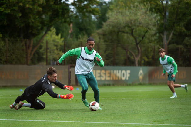 13.10.2026, GER, Fussball, Herren, 1. Bundesliga, Saison 2026 2027, Training, SV Werder Bremen Arthur ( Werder Bremen, 13 ) am Ball im Zweikampf mit Stefan Smarkalev ( Bremen, 37 ) Bremen Trainingsgelände Weserstadion Bremen Deutschland Copyright: xNordphoto Memmlerx