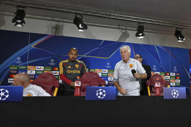 SOCCER - UEFA Champions League - AS Roma - press conference, PK, Pressekonferenz Photo by IPA ABACAPRESS.COM89631949 - Donyell Malen of Roma, Gian Piero Gasperini, head coach of AS Roma, during the 2026–2027 UEFA Champions League match between AS Roma and Real Madrid, at the Trigoria Training Center on October 13, 2026, in Rome, Rome, during the AS Roma press conference and pre-match training session - Real Madrid at the Trigoria Training Center on October 13, 2026, in Rome, Rome. During the AS Roma press conference and training session ahead of the UEFA Champions League soccer match in Rome, Italy, on October 13, 2026 Roma Italy Copyright: xIPAxSport ABACAx