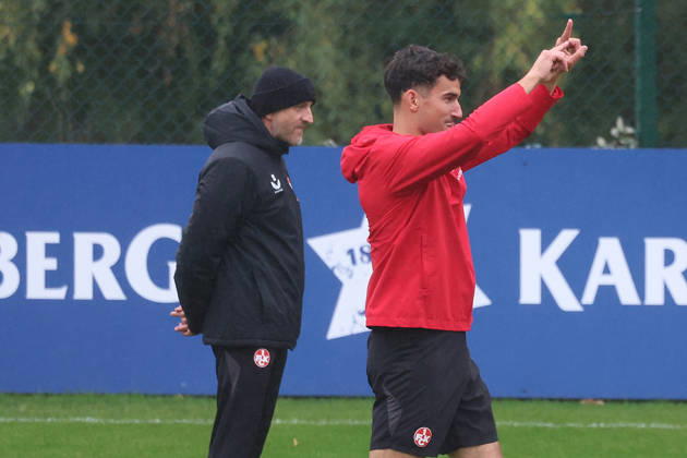 13.10.2026, xrekx, Fussball 2.Bundesliga, 1.FC Kaiserslautern - Training v.l. Torsten Lieberknecht Trainer (1.FC Kaiserslautern) Ivan Prtajin (1.FC Kaiserslautern) gibt Anweisungen, gestikuliert, mit den Armen gestikulieren gives instructions, gesticulate Kaiserslautern
