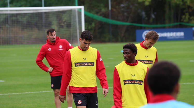 13.10.2026, xrekx, Fussball 2.Bundesliga, 1.FC Kaiserslautern - Training v.l. Mergim Berisha (1.FC Kaiserslautern) Ivan Prtajin (1.FC Kaiserslautern) Ibrahim Kanate (1.FC Kaiserslautern) Kaiserslautern
