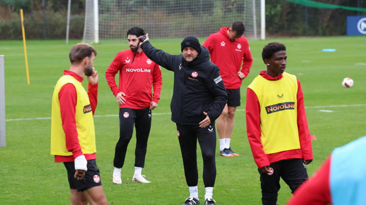 13.10.2026, xrekx, Fussball 2.Bundesliga, 1.FC Kaiserslautern - Training v.l. Torsten Lieberknecht Trainer (1.FC Kaiserslautern) gibt Anweisungen, gestikuliert, mit den Armen gestikulieren gives instructions, gesticulate Kaiserslautern