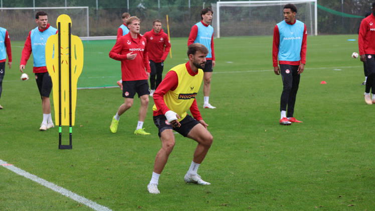 13.10.2026, xrekx, Fussball 2.Bundesliga, 1.FC Kaiserslautern - Training v.l. Simon Asta (1.FC Kaiserslautern) Kaiserslautern
