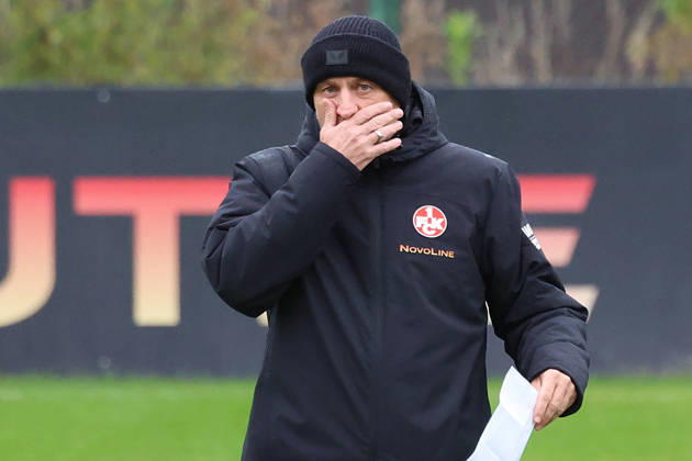 13.10.2026, xrekx, Fussball 2.Bundesliga, 1.FC Kaiserslautern - Training v.l. Torsten Lieberknecht Trainer (1.FC Kaiserslautern) mit Zettel Kaiserslautern