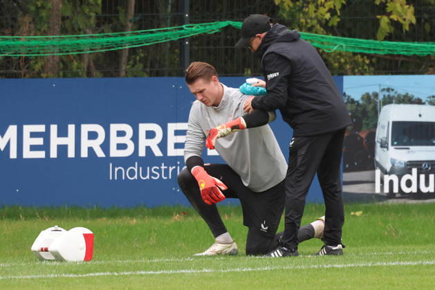 13.10.2026, xrekx, Fussball 2.Bundesliga, 1.FC Kaiserslautern - Training v.l. Julian Krahl (1.FC Kaiserslautern) verletzt, Verletzung, Schmerz, Schmerzen, injured, injury, pain, pains Kaiserslautern