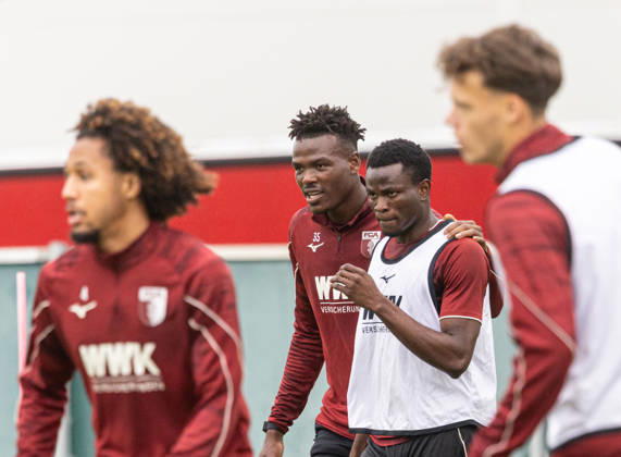 Juma Bah (FC Augsburg 35) mit Uchenna Ogundu (FC Augsburg 39); FC Augsburg, Training,