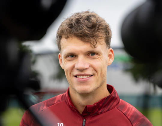 Robin Fellhauer (FC Augsburg 19) im Interview am Trainingsplatz; FC Augsburg, Training,