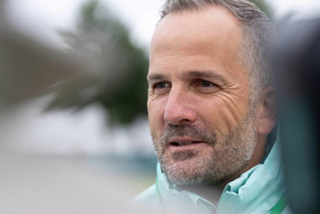 Manuel Baum (Trainer FC Augsburg) im Interview am Trainingsplatz; FC Augsburg, Training,