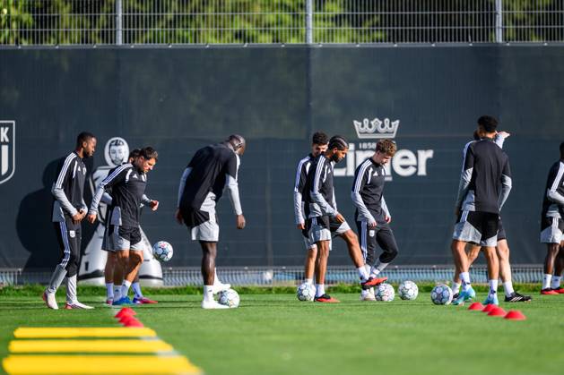 SOCCER - UEFA CL, LASK vs Liverpool LINZ,AUSTRIA,13.OCT.26 - SOCCER - UEFA Champions League, Linzer ASK vs Liverpool FC, preview, training LASK. Image shows players of LASK.  GEPAxpictures xChristianxMoser