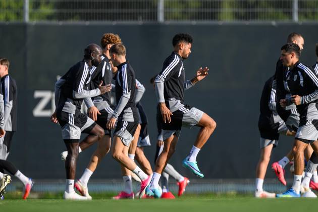 SOCCER - UEFA CL, LASK vs Liverpool LINZ,AUSTRIA,13.OCT.26 - SOCCER - UEFA Champions League, Linzer ASK vs Liverpool FC, preview, training LASK. Image shows Samuel Adeniran and Andres Andrade (LASK).  GEPAxpictures xChristianxMoser