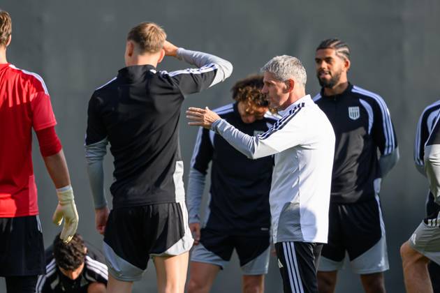 SOCCER - UEFA CL, LASK vs Liverpool LINZ,AUSTRIA,13.OCT.26 - SOCCER - UEFA Champions League, Linzer ASK vs Liverpool FC, preview, training LASK. Image shows head coach Dietmar Kuehbauer and players of LASK.  GEPAxpictures xChristianxMoser
