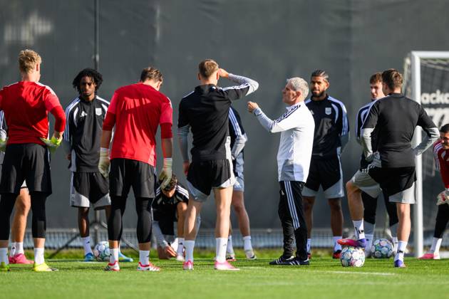 SOCCER - UEFA CL, LASK vs Liverpool LINZ,AUSTRIA,13.OCT.26 - SOCCER - UEFA Champions League, Linzer ASK vs Liverpool FC, preview, training LASK. Image shows head coach Dietmar Kuehbauer and players of LASK.  GEPAxpictures xChristianxMoser