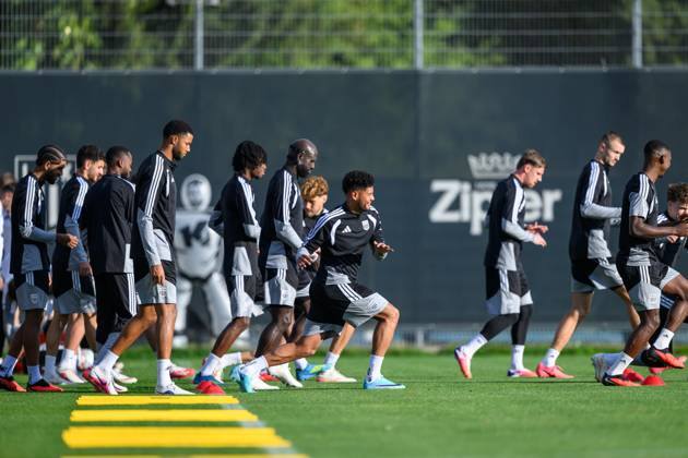 SOCCER - UEFA CL, LASK vs Liverpool LINZ,AUSTRIA,13.OCT.26 - SOCCER - UEFA Champions League, Linzer ASK vs Liverpool FC, preview, training LASK. Image shows players of LASK.  GEPAxpictures xChristianxMoser