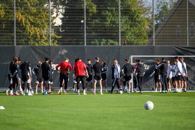 SOCCER - UEFA CL, LASK vs Liverpool LINZ,AUSTRIA,13.OCT.26 - SOCCER - UEFA Champions League, Linzer ASK vs Liverpool FC, preview, training LASK. Image shows head coach Dietmar Kuehbauer and players of LASK.  GEPAxpictures xChristianxMoser
