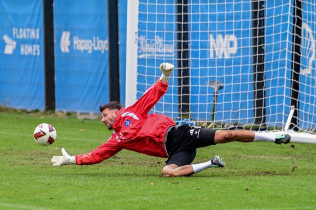 Heuer Fernandes Daniel ( HSV ) hält den Ball Deutschland , Hamburg , Volksparkstadion , Fussball , 1. Bundesliga , Training des Hamburger SV