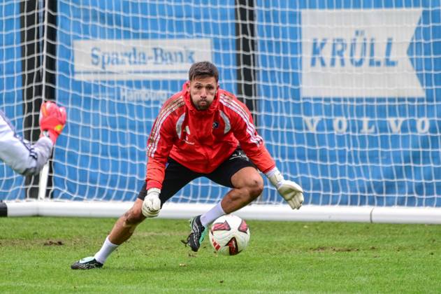 Heuer Fernandes Daniel ( HSV ) hält den Ball Deutschland , Hamburg , Volksparkstadion , Fussball , 1. Bundesliga , Training des Hamburger SV
