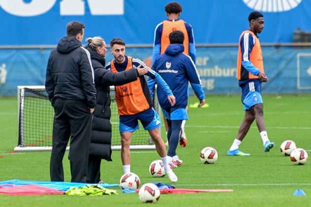Claus Costa Direktor Profifußball Kathleen Krüger Vorstand begrüsst Vieira Fabio ( HSV ) Deutschland , Hamburg , Volksparkstadion , Fussball , 1. Bundesliga , Training des Hamburger SV