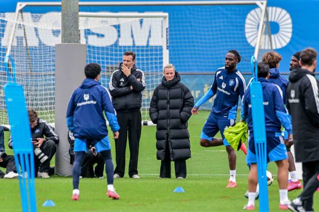 Claus Costa Direktor Profifußball Kathleen Krüger Vorstand schauen dem Training ( HSV ) zu Deutschland , Hamburg , Volksparkstadion , Fussball , 1. Bundesliga , Training des Hamburger SV