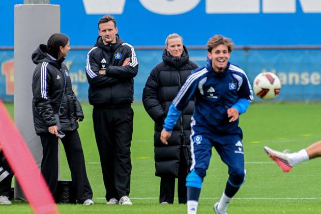 Claus Costa Direktor Profifußball Kathleen Krüger Vorstand schauen dem Traing zu Otto Stange ( HSV ) Deutschland , Hamburg , Volksparkstadion , Fussball , 1. Bundesliga , Training des Hamburger SV