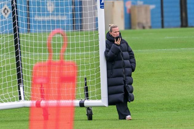 Kathleen Krüger Vorstand ( HSV ) spricht ins Handy Deutschland , Hamburg , Volksparkstadion , Fussball , 1. Bundesliga , Training des Hamburger SV