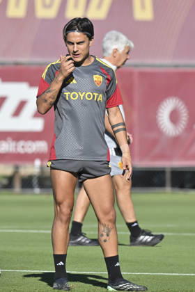 IPA89639245 - Paulo Dybala of Roma during a training session ahead of the UEFA Champions League soccer match between AS Roma and Real Madrid, as well as the press conference, PK, Pressekonferenz and training at the Trigoria Training Center on October 13, 2026, in Rome, Italy. During the AS Roma press conference for the UEFA Champions League soccer match in Rome, Italy, on October 13, 2026  Copyright: xRobertoxRamaccia IPAxSportx xx IPA89639245 IPA89639245