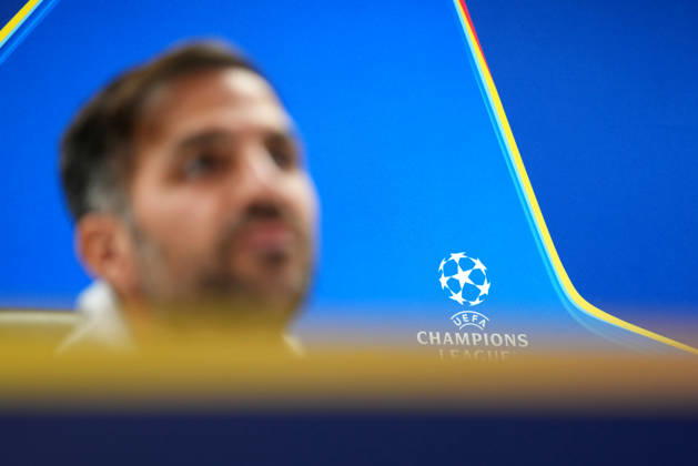 press conference, PK, Pressekonferenz Champions League Como 1907 2026 2027 Rotterdam - Coach Cesc Fabregas of Como 1907 looks on during a press conference before the Champions League match against Feyenoord Rotterdam. The press conference is set at Stadion Feijenoord on 13 October 2026 in Rotterdam, Netherlands. (Hero Images Yannick Verhoeven) Copyright: xYannickxVerhoevenx
