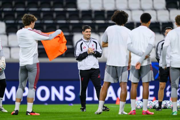 SOCCER - UEFA CL, LASK vs Liverpool LINZ,AUSTRIA,13.OCT.26 - SOCCER - UEFA Champions League, Linzer ASK vs Liverpool FC, preview, training Liverpool. Image shows head coach Andoni Iraola (Liverpool).  GEPAxpictures xChristianxMoser
