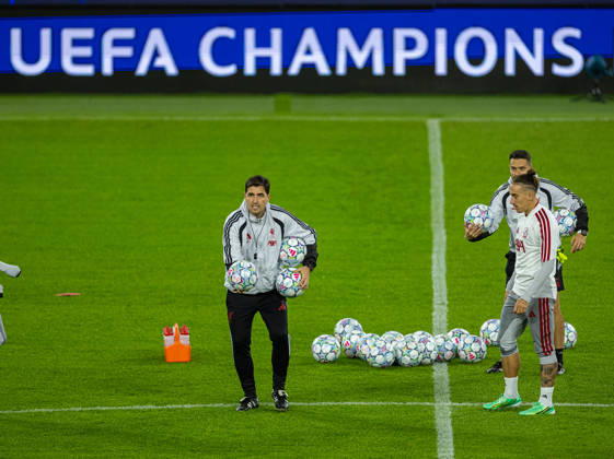 Football - UEFA Champions League - LASK v Liverpool FC - MD-1 LINZ, AUSTRIA - Tuesday, October 13, 2026: Liverpool s head coach Andoni Iraola during a training session ahead of the UEFA Champions League 2026 27 League Phase MD2 match between LASK and Liverpool FC at the Oberösterreich Arena. (Photo by David Rawcliffe Propaganda) LINZ Oberösterreich Arena UPPER AUSTRIA AUSTRIA  Copyright: xDavidxRawcliffex P2026-10-13-LASK_Liverpool_MD-1_Training-2