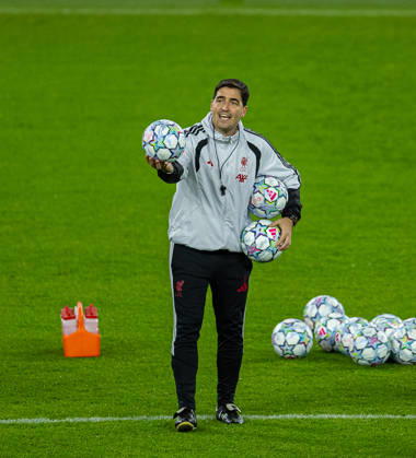 Football - UEFA Champions League - LASK v Liverpool FC - MD-1 LINZ, AUSTRIA - Tuesday, October 13, 2026: Liverpool s head coach Andoni Iraola during a training session ahead of the UEFA Champions League 2026 27 League Phase MD2 match between LASK and Liverpool FC at the Oberösterreich Arena. (Photo by David Rawcliffe Propaganda) LINZ Oberösterreich Arena UPPER AUSTRIA AUSTRIA  Copyright: xDavidxRawcliffex P2026-10-13-LASK_Liverpool_MD-1_Training-3
