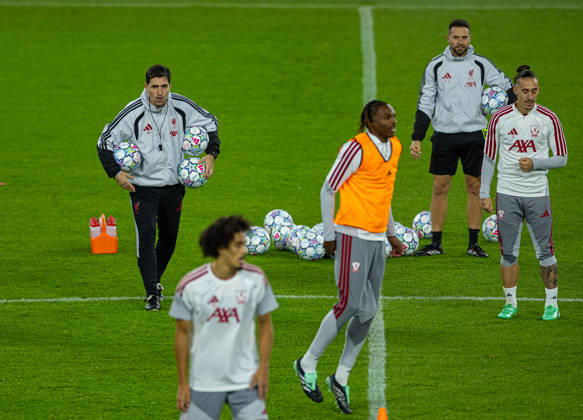 Football - UEFA Champions League - LASK v Liverpool FC - MD-1 LINZ, AUSTRIA - Tuesday, October 13, 2026: Liverpool s head coach Andoni Iraola during a training session ahead of the UEFA Champions League 2026 27 League Phase MD2 match between LASK and Liverpool FC at the Oberösterreich Arena. (Photo by David Rawcliffe Propaganda) LINZ Oberösterreich Arena UPPER AUSTRIA AUSTRIA  Copyright: xDavidxRawcliffex P2026-10-13-LASK_Liverpool_MD-1_Training-4