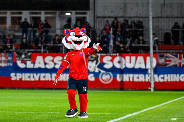 Unterhachinger Maskottchen FONSI feuert dei Fans vor Spielbeginn an, 13.10.2026, Unterhaching (Deutschland), Fussball, Regionalliga Bayern, SpVgg Unterhaching - TSV 1882 Landsberg