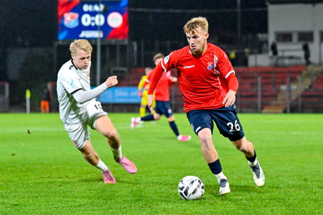v.li.: Maximilian Seemueller (Landsberg, 11) Andy Breuer (Unterhaching, 26) im Zweikampf, Duell, duel, tackle, Dynamik, Action, Aktion, 13.10.2026, Unterhaching (Deutschland), Fussball, Regionalliga Bayern, SpVgg Unterhaching - TSV 1882 Landsberg