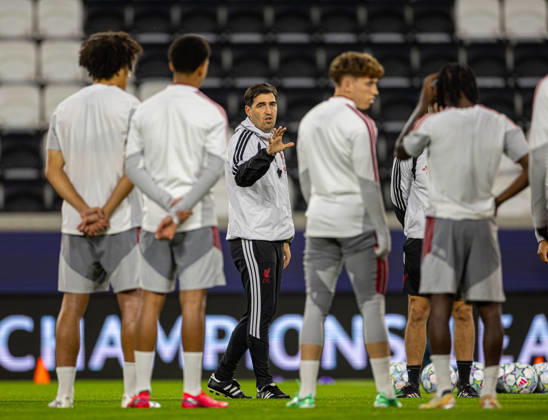 Football - UEFA Champions League - LASK v Liverpool FC - MD-1 LINZ, AUSTRIA - Tuesday, October 13, 2026: Liverpool s head coach Andoni Iraola during a training session ahead of the UEFA Champions League 2026 27 League Phase MD2 match between LASK and Liverpool FC at the Oberösterreich Arena. (Photo by David Rawcliffe Propaganda) LINZ Oberösterreich Arena UPPER AUSTRIA AUSTRIA  Copyright: xDavidxRawcliffex P2026-10-13-LASK_Liverpool_MD-1_Training-37