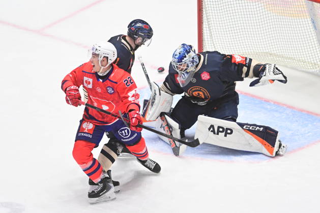 Ice hockey, Eishockey Champions League match: HC Dynamo Pardubice vs Vaxjo Lakers Hockey Club in Pardubice, Czech Republic, October 13, 2026. From left Robin Kaplan of Pardubice, Brogan Rafferty of Vaxjo, Adam Ahman, goalie of Vaxjo. (CTKxPhoto JosefxVostarek) CTKPhotoP2026101307031  CTKPhotoP2026101307031