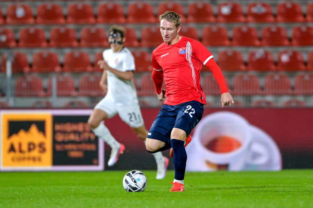 Cornelius Pfeiffer (Unterhaching, 22) am Ball, 13.10.2026, Unterhaching (Deutschland), Fussball, Regionalliga Bayern, SpVgg Unterhaching - TSV 1882 Landsberg