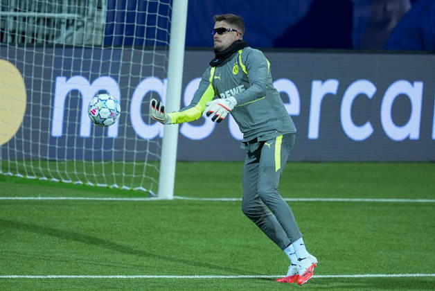 Champions League Bodo Glimt Borussia Dortmund Bodo 20261013 Borussia Dortmund s goalkeepers are training while wearing a certain type of glasses at Aspmyra Stadium, the day of the Champions League soccer match between Bodo Glimt and Borussia Dortmund. Photo: Terje Pedersen, NTB, Bodo, Norway. EDITORIAL USE ONLY. RESTRICTED USE FOR BETTING COMPANIES.  Copyright: xTerjexPedersenx xNTBx