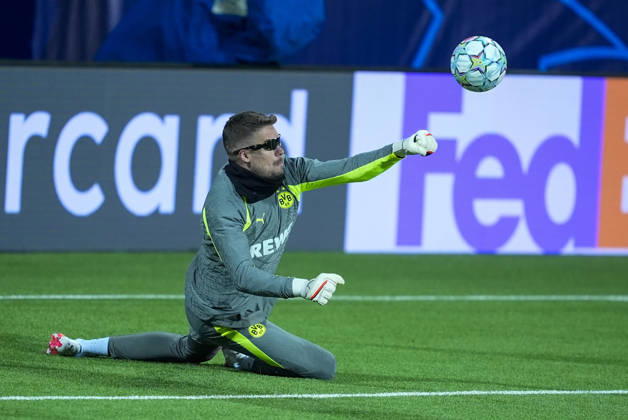Champions League Bodo Glimt Borussia Dortmund Bodo 20261013 Borussia Dortmund s goalkeepers are training while wearing a certain type of glasses at Aspmyra Stadium, the day of the Champions League soccer match between Bodo Glimt and Borussia Dortmund. Photo: Terje Pedersen, NTB, Bodo, Norway. EDITORIAL USE ONLY. RESTRICTED USE FOR BETTING COMPANIES.  Copyright: xTerjexPedersenx xNTBx