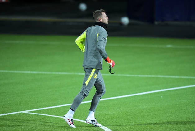 Champions League Bodo Glimt Borussia Dortmund Bodo 20261013 Borussia Dortmund s goalkeepers are training while wearing a certain type of glasses at Aspmyra Stadium, the day of the Champions League soccer match between Bodo Glimt and Borussia Dortmund. Photo: Terje Pedersen, NTB, Bodo, Norway. EDITORIAL USE ONLY. RESTRICTED USE FOR BETTING COMPANIES.  Copyright: xTerjexPedersenx xNTBx