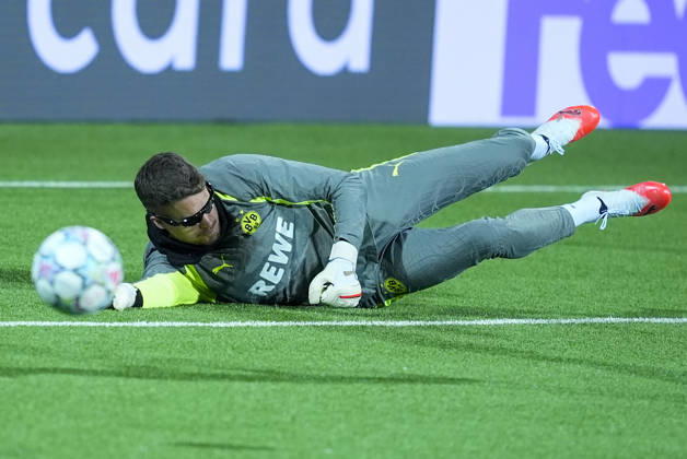 Champions League Bodo Glimt Borussia Dortmund Bodo 20261013 Borussia Dortmund s goalkeepers are training while wearing a certain type of glasses at Aspmyra Stadium, the day of the Champions League soccer match between Bodo Glimt and Borussia Dortmund. Photo: Terje Pedersen, NTB, Bodo, Norway. EDITORIAL USE ONLY. RESTRICTED USE FOR BETTING COMPANIES.  Copyright: xTerjexPedersenx xNTBx