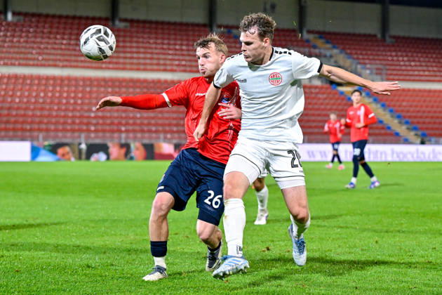 v.li.: Andy Breuer (Unterhaching, 26) Leon Bucher (Landsberg, 20) im Zweikampf, Duell, duel, tackle, Dynamik, Action, Aktion, 13.10.2026, Unterhaching (Deutschland), Fussball, Regionalliga Bayern, SpVgg Unterhaching - TSV 1882 Landsberg