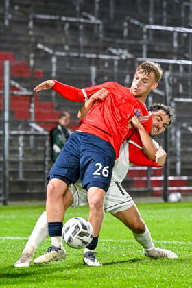 v.li.: Andy Breuer (Unterhaching, 26) Maximilian Holdenrieder (Landsberg, 14) im Zweikampf, Duell, duel, tackle, Dynamik, Action, Aktion, 13.10.2026, Unterhaching (Deutschland), Fussball, Regionalliga Bayern, SpVgg Unterhaching - TSV 1882 Landsberg