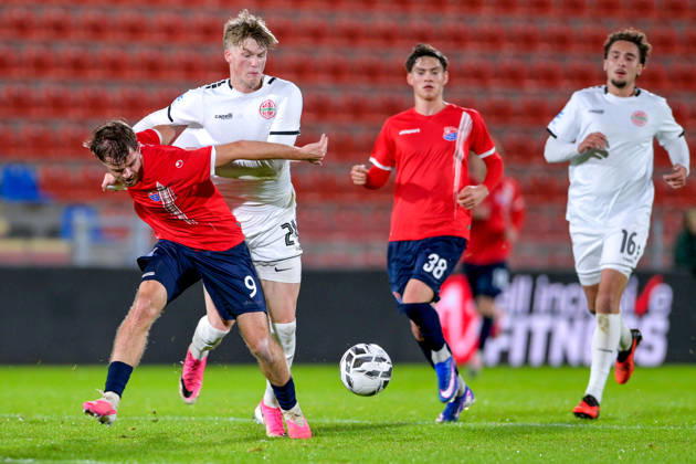v.li.: Jeroen Krupa (Unterhaching, 9) Benedikt Kuhn (Landsberg, 24) im Zweikampf, Duell, duel, tackle, Dynamik, Action, Aktion, 13.10.2026, Unterhaching (Deutschland), Fussball, Regionalliga Bayern, SpVgg Unterhaching - TSV 1882 Landsberg