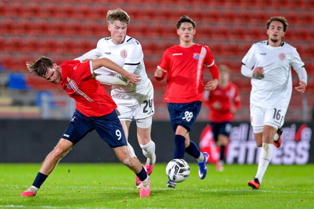 v.li.: Jeroen Krupa (Unterhaching, 9) Benedikt Kuhn (Landsberg, 24) im Zweikampf, Duell, duel, tackle, Dynamik, Action, Aktion, 13.10.2026, Unterhaching (Deutschland), Fussball, Regionalliga Bayern, SpVgg Unterhaching - TSV 1882 Landsberg