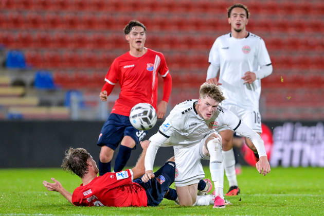 v.li.: Jeroen Krupa (Unterhaching, 9) Benedikt Kuhn (Landsberg, 24) im Zweikampf, Duell, duel, tackle, Dynamik, Action, Aktion, 13.10.2026, Unterhaching (Deutschland), Fussball, Regionalliga Bayern, SpVgg Unterhaching - TSV 1882 Landsberg