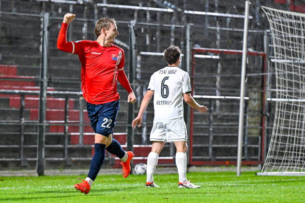 Torschütze Cornelius Pfeiffer (Unterhaching, 22) mit Torjubel, Jubel, Torjubel, Torerfolg, celebrate the goal, goal, celebration, Jubel ueber das Tor zum 2:0, optimistisch, Action, Aktion, Lukas Bettrich (Landsberg, 6) enttaeuscht schauend, Enttaeuschung, Frustration, disappointed, pessimistisch, 13.10.2026, Unterhaching (Deutschland), Fussball, Regionalliga Bayern, SpVgg Unterhaching - TSV 1882 Landsberg