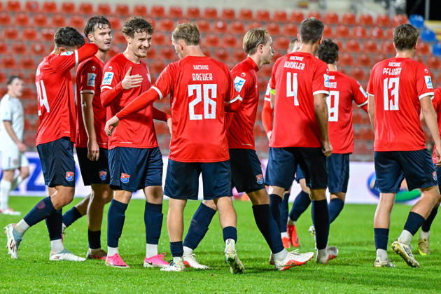 Unterhachinger Spieler mit Torjubel, Jubel, Torjubel, Torerfolg, celebrate the goal, goal, celebration, Jubel ueber das Tor zum 3:0 durch Andy Breuer (Unterhaching, 26) , optimistisch, Action, Aktion, 13.10.2026, Unterhaching (Deutschland), Fussball, Regionalliga Bayern, SpVgg Unterhaching - TSV 1882 Landsberg
