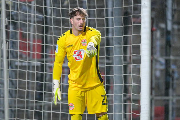Maurice Merkl (Torwart, Landsberg, 22) gibt Anweisungen, gestikuliert, mit den Armen gestikulieren, gives instructions, gesticulate, Einzelbild, Aktion, Action, 13.10.2026, Unterhaching (Deutschland), Fussball, Regionalliga Bayern, SpVgg Unterhaching - TSV 1882 Landsberg